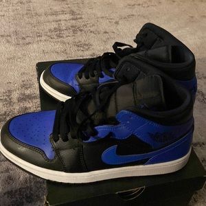 AIR JORDAN 1 MID 'HYPER ROYAL'